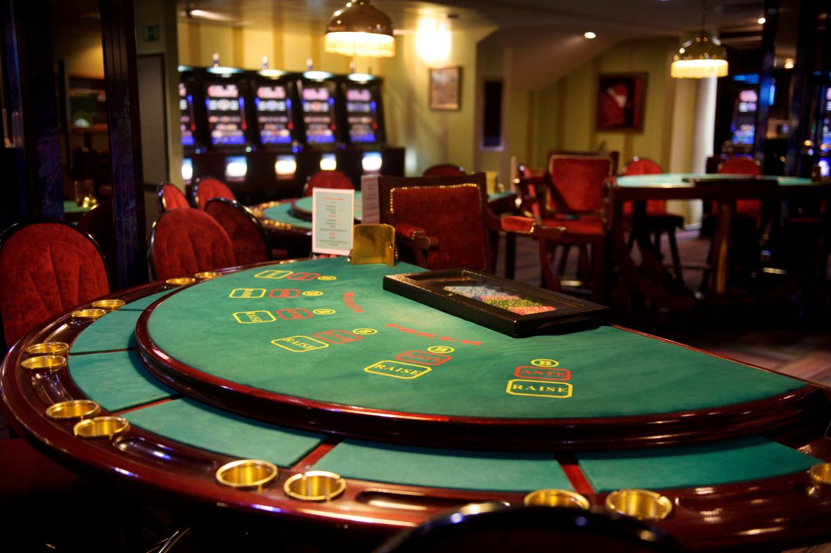 Casinogulvet med spilleautomater og bordspill