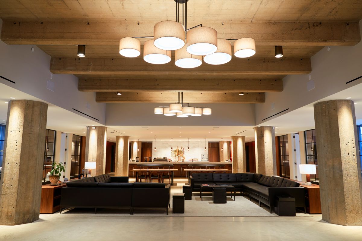 Elegant lobby med moderne skulpturelle elementer