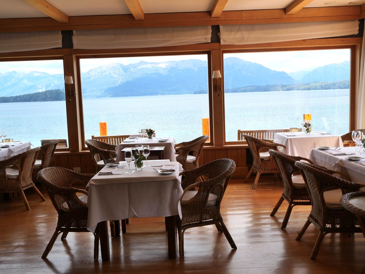 Modern restaurant med family-friendly atmosfære