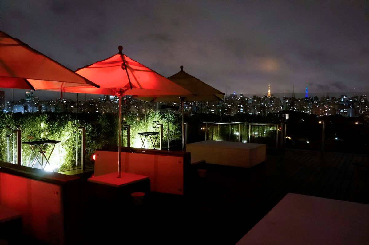 Rooftop-bar med spektakulær havutsikt