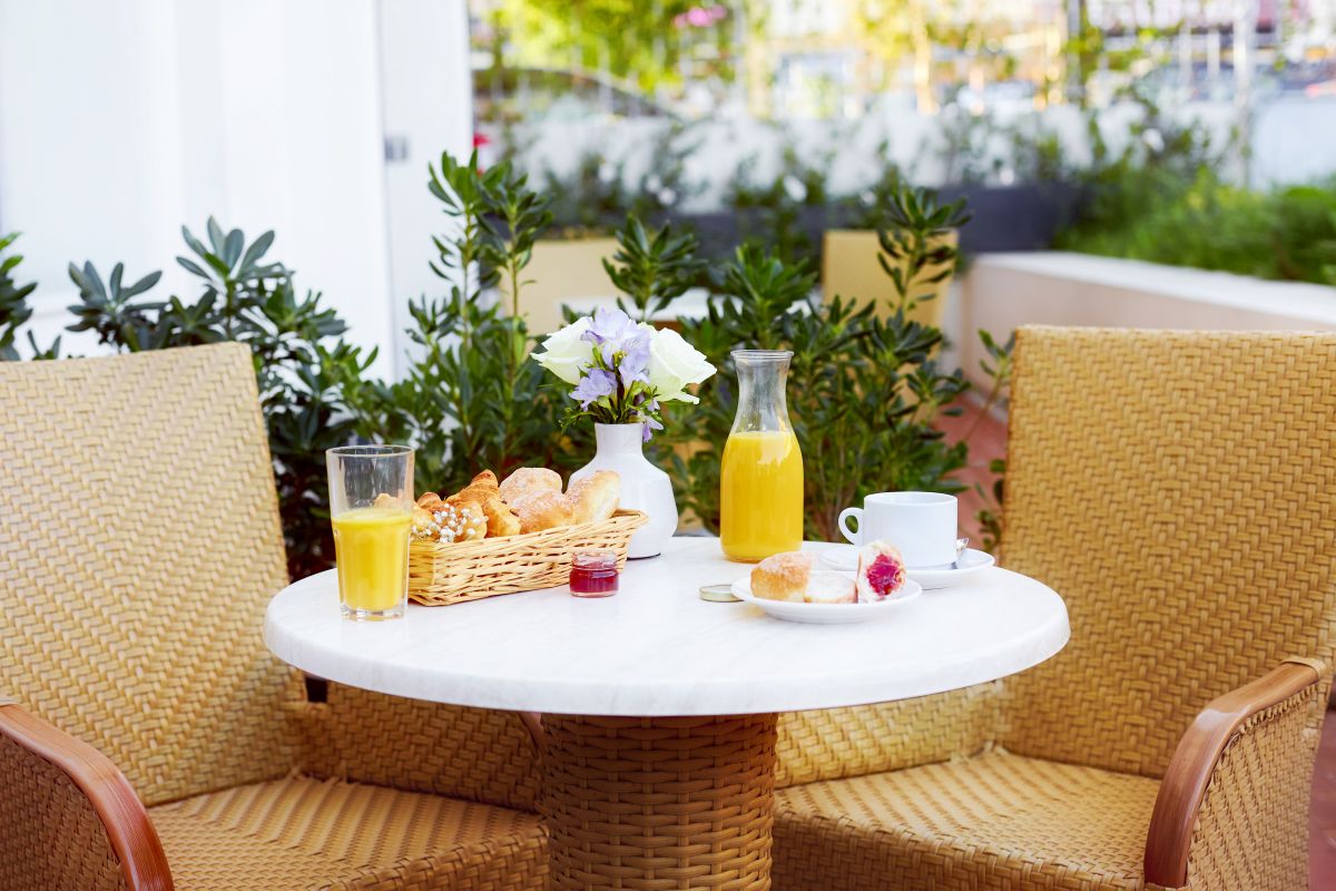 Frokostområde med andalusiske detaljer